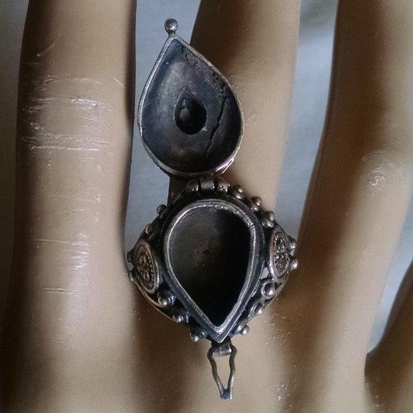 Vintage Unique Rare Collectible Poison Black Onyx Marcasite Gemstone Ring - Picture 7 of 12